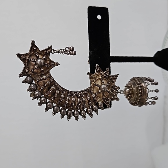 Double Clip-on Silvertone Single Earring - Picture 1 of 9